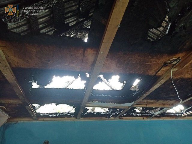 Хозяйке не позавидуешь: В Закарпатье ночью горел двухэтажный жилой дом