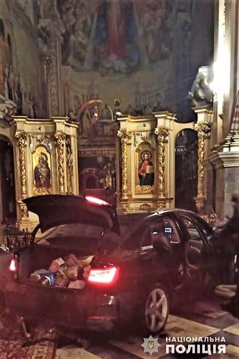 В Тернополе ночью женщина на Audi въехала в храм и разгромила плащаницу