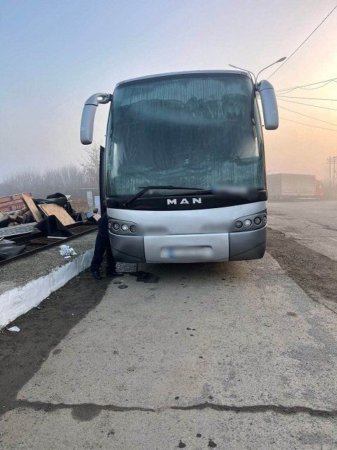 Масштабную контрабанду нашли под полом, в потолке и креслах туравтобуса на границе в Закарпатье