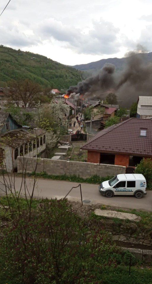 В Закарпатье люди пытаются сами потушить горящие дома