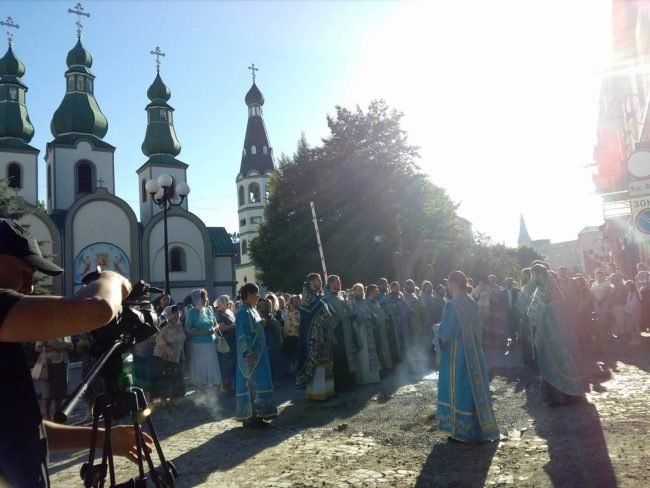 У Мукачеві подивитись на церковне чудо прийшли більше сотні містян