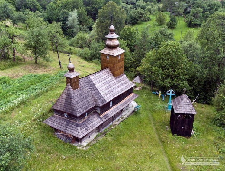 Унікальну дерев'яну церкву Закарпаття показали з незвичайного ракурсу
