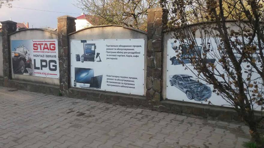 В Ужгороді триває "зачищення" міста від рекламоносіїв