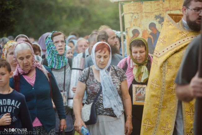 Близько трьох сотень вірян вирушили у хресний хід з Ужгорода