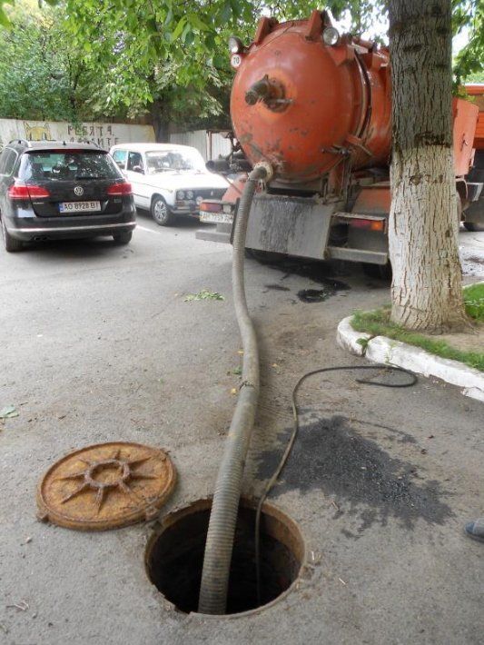 Цією технікою чистяться каналізаційні мережі всієї Західної України