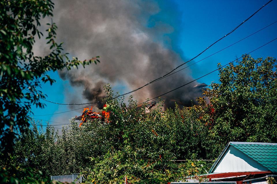 Пожежу в будинку у селі Минай гасять 15 рятувальників на трьох машинах