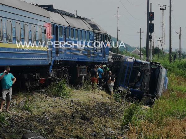 ДТП на рельсах в Закарпатье: Поезд тащил грузовик десятки метров, есть пострадавших