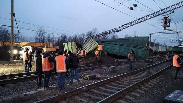 Под Днепром на ж/д произошла авария: C рельсов cошли восемь вагонов