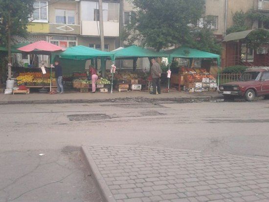 В Ужгороде возле "Белочки" торгуют прямо на земле