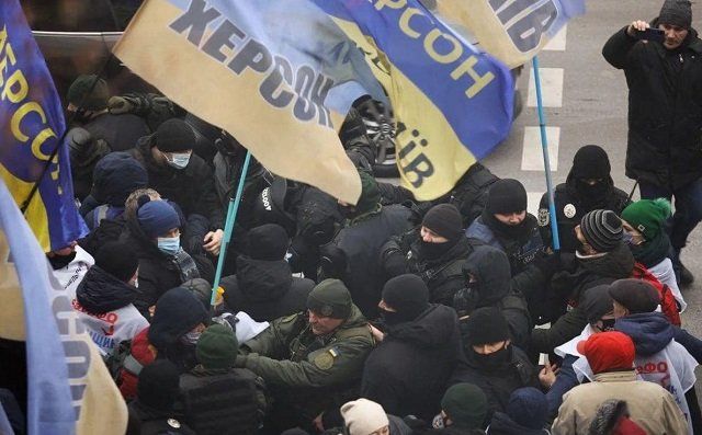 В Киеве под Радой митингуют предприниматели и ФОПы: Протестующие подрались с полицией