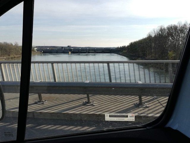 Это упомянутый пограничный мост (он так и называется на немецком - Grenzbrücke B12, "В12" - это номер немецкой автодороги, начинающейся сразу за мостом - авт.). 