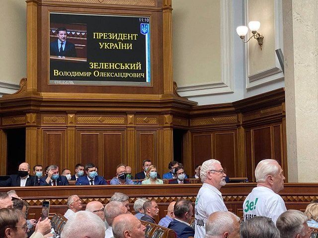  Авторы Конституции Хмара и Шишкин встретили Зеленского в футболках "Зе! Убийца Конституции" 