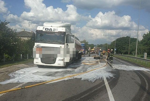Под Львовом бензовоз и 2 фуры попали в жесткую аварию, перекрыли трассу Киев–Чоп