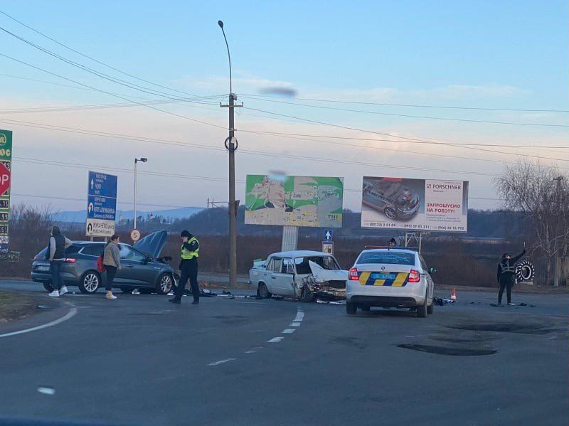 ДТП при въезде в Мукачево: Столкновение с «Жигулём» стало для кроссовера неожиданно мощным