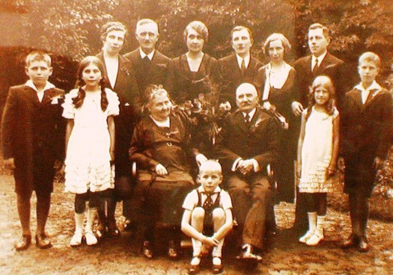 Подружжя Берзевіци з дітьми та онуками на святкуванні свого «золотого» весілля
