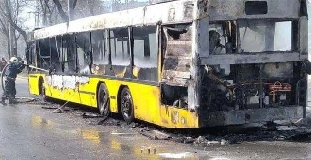 В Киеве посреди дороги полностью сгорела маршрутка