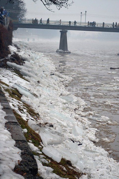 На реках Закарпатья начался ледоход: Ситуация под контролем