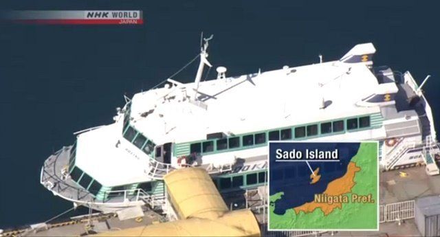 Результат столкновения катера с китом в Японском море: 87 раненых и трещина на корме