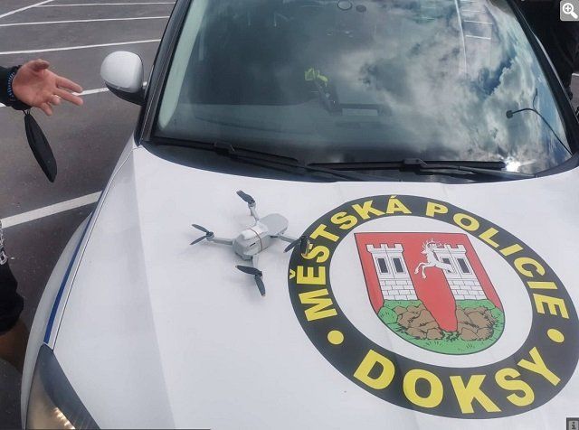 В Чехии полицейский преуспел в гусарском трюке - поймал беспилотник руками 
