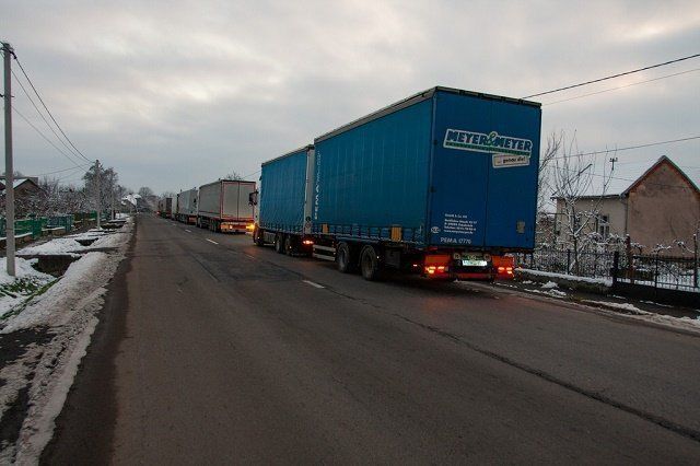 Водители фур запасаются водой и едой: В Закарпатье на границе с Венгрией бесконечная очередь