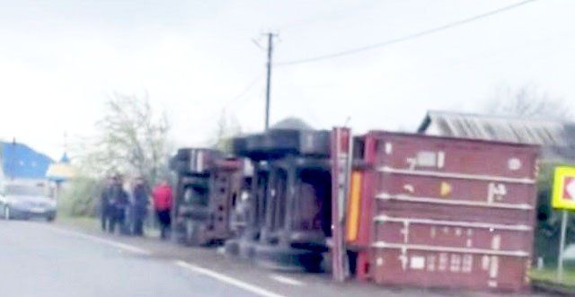 ДТП в Закарпатье - грузовик "улегся" на обочине проезжей части 