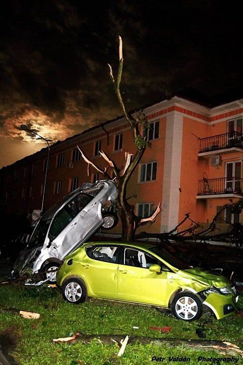  На Чехию обрушился мощный торнадо: Минимум пятеро погибших, сотни раненых 