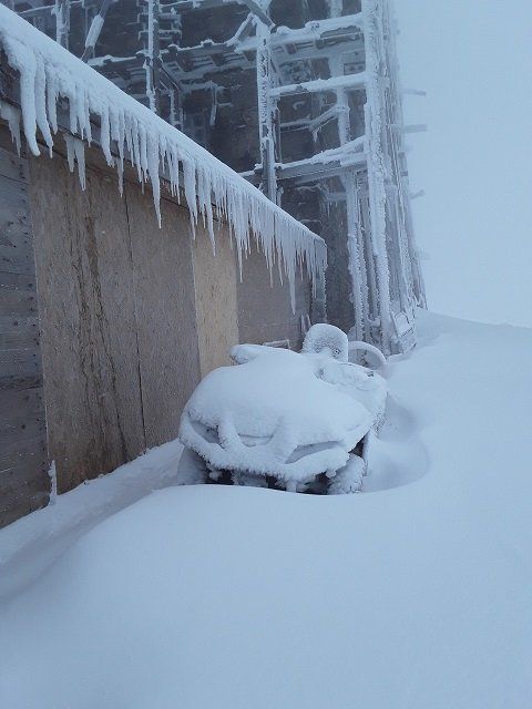 Погодные условия в Карпатах почти зимние - мороз, снег и вьюга.