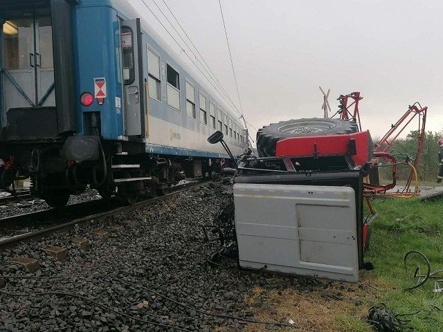 Жесткая авария в Венгрии: Поезд сошел с рельсов при столкновении с трактором