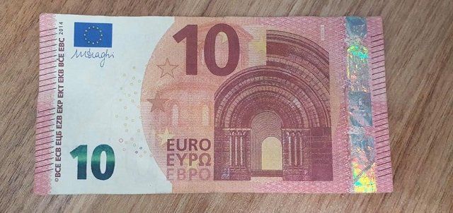 В Закарпатье несовершеннолетнюю поймали на сбыте поддельных евро 