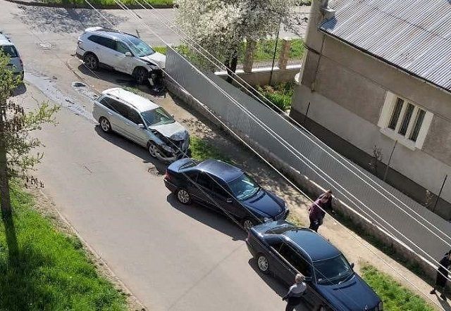 В аварии в Ужгороде оба автомобиля нехило помяли передок.