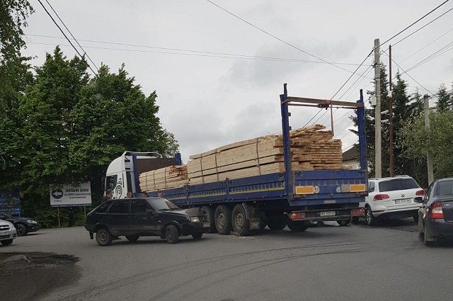 Авария в Закарпатье: Не поделили дорогу легковушка и груженый лесовоз
