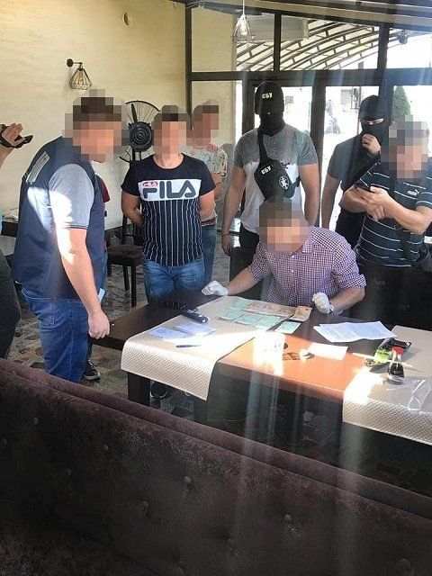 СБУ в Закарпатье разоблачила ревизора-инспектора из ГФС: Задержание проводили в загородном ресторане 