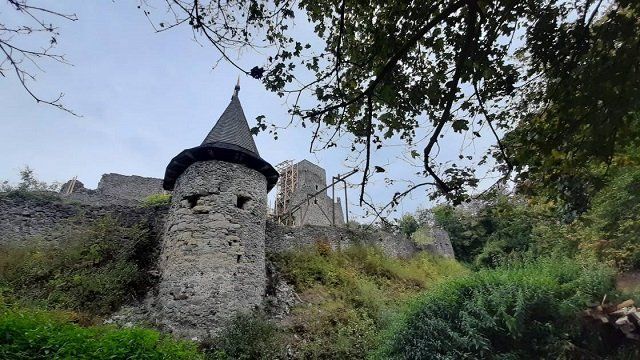 В Закарпатье во время реставрации Невицкого замка откопали неизвестный подвал и артефакты