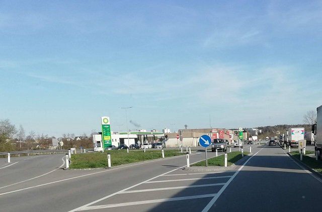 Граница Австрии - Германии к которой вы докатитесь по автодороге №148. Снимок сделан со стороны Германии, а по ходу движения из Австрии АЗС "BP" будет справа. 