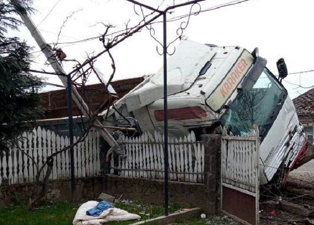 Жесткая авария в Закарпатье: Водитель на грузовике протаранил электроопору 