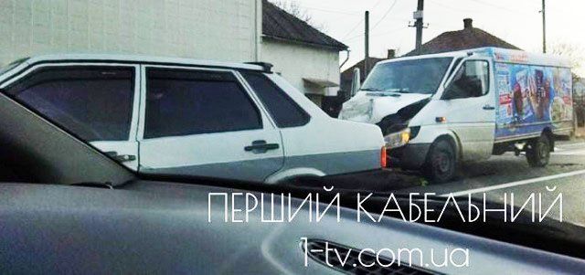 Авария в Закарпатье: На светофоре грузовик догнал фуру, влетел нехило