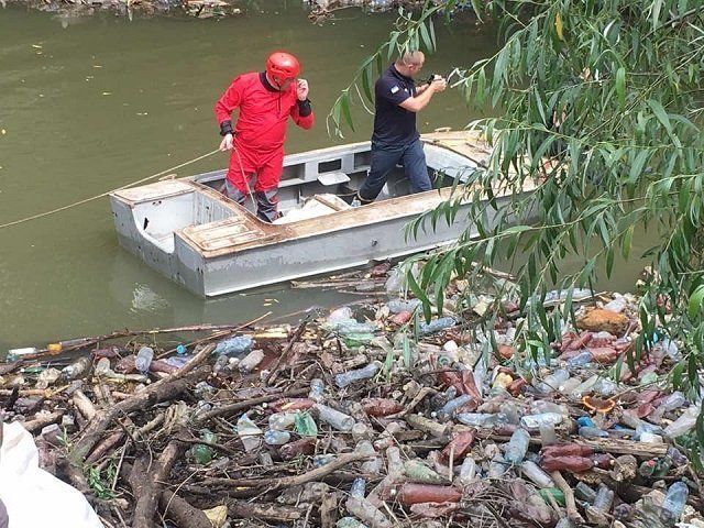 Реки Закарпатья тонут в мусоре!: Спасатели с водолазами расчищают мусорный затор