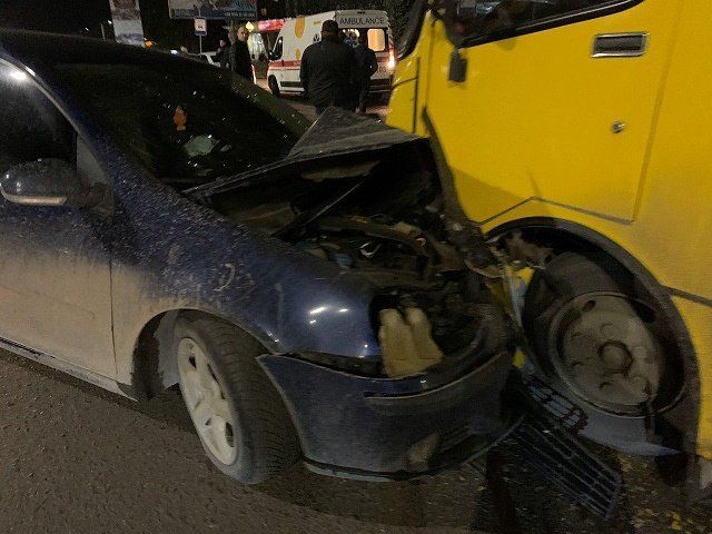 Не везет: В Ужгороде хозяин Ford Focus, пострадавшего от пожарной машины, попал в новое ДТП