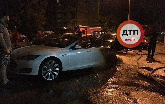 Экс-главе Офиса президента Андрею Богдану сегодня ночью в Киеве сожгли его Tesla