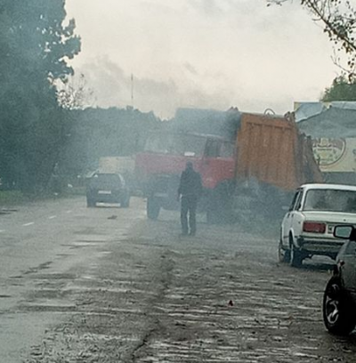На шоссе в Закарпатье с мусоровозом случилось "огненное приключение"