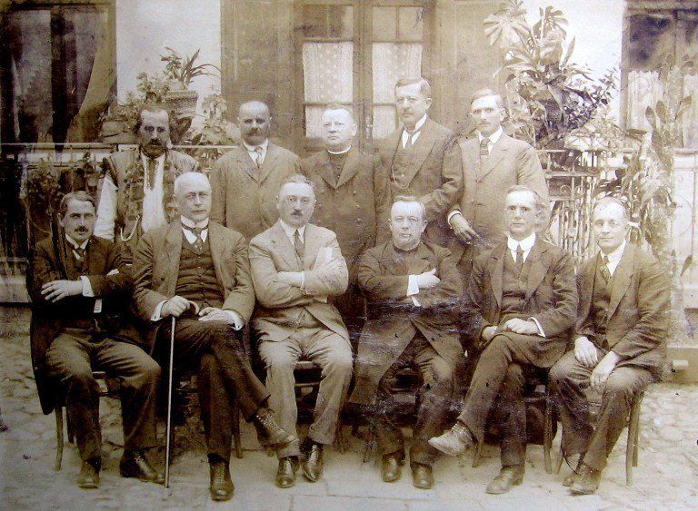 Іван Желтвай (сидить другий з лівого боку) з політичними діячами Підкарпатської Русі