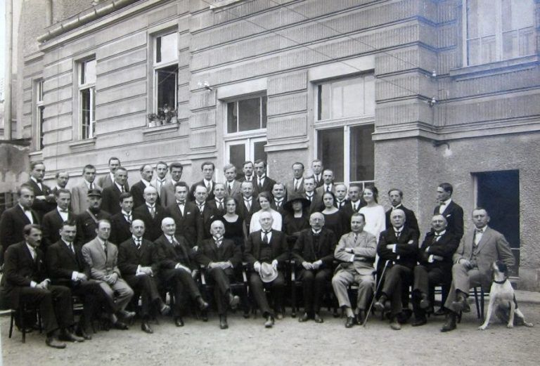 Жупан Іван Желтвай (сидить третій з правого боку) з чиновниками жупанату та Цивільного управління