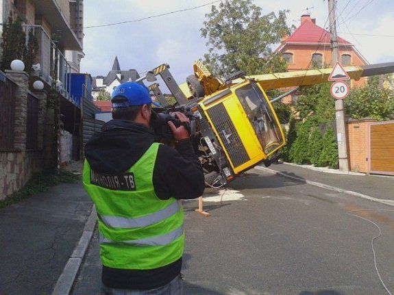 В Киеве автокран упал на крышу частного дома