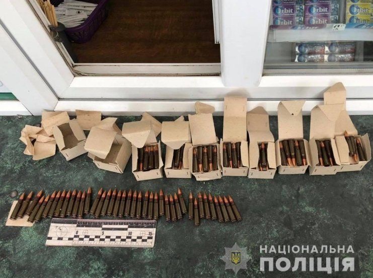 В Ужгороде посреди улицы полиция задержала горожанина с боевым "арсеналом"