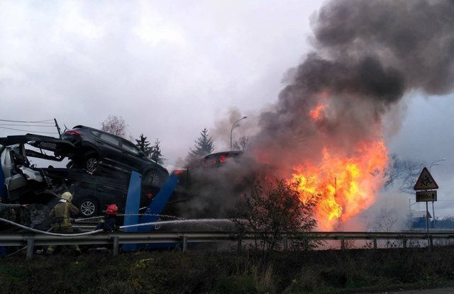 На трассе "Киев-Чоп" горит грузовик с новенькими джипами