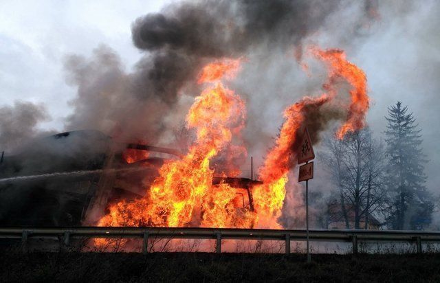 На трассе "Киев-Чоп" горит грузовик с новенькими джипами
