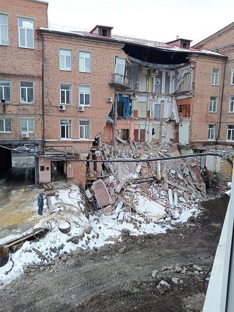В Харькове обвалился четырехэтажный дом с офисами - видео момента