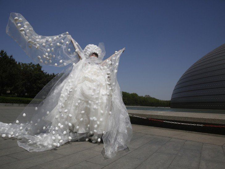 Презентация странного платья состоялась в Пекине