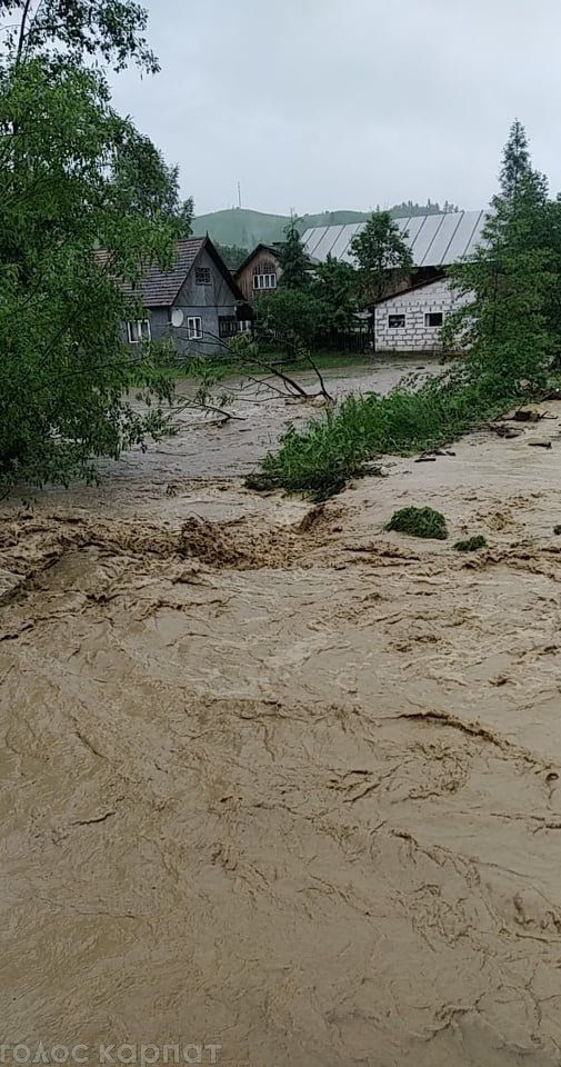 В Закарпатье река уносит под воду целое село 