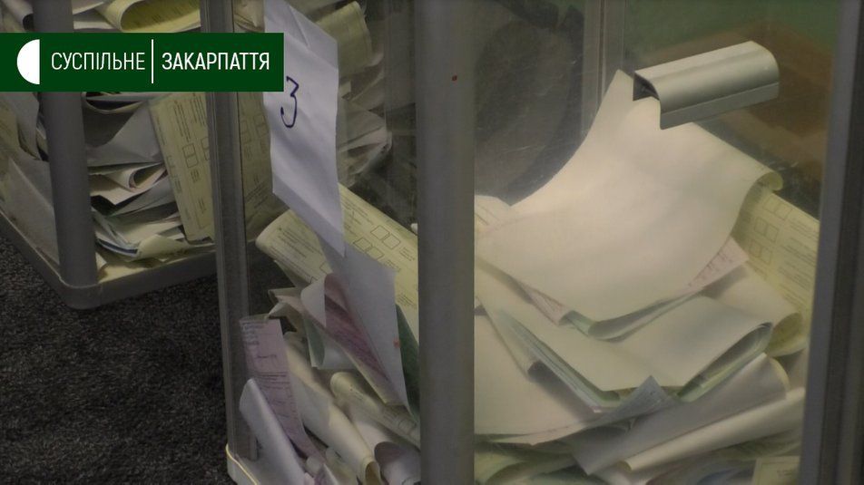 Що коїться на виборчій дільниці в Ужгороді, де виявили недостачу 500 бюлетенів?